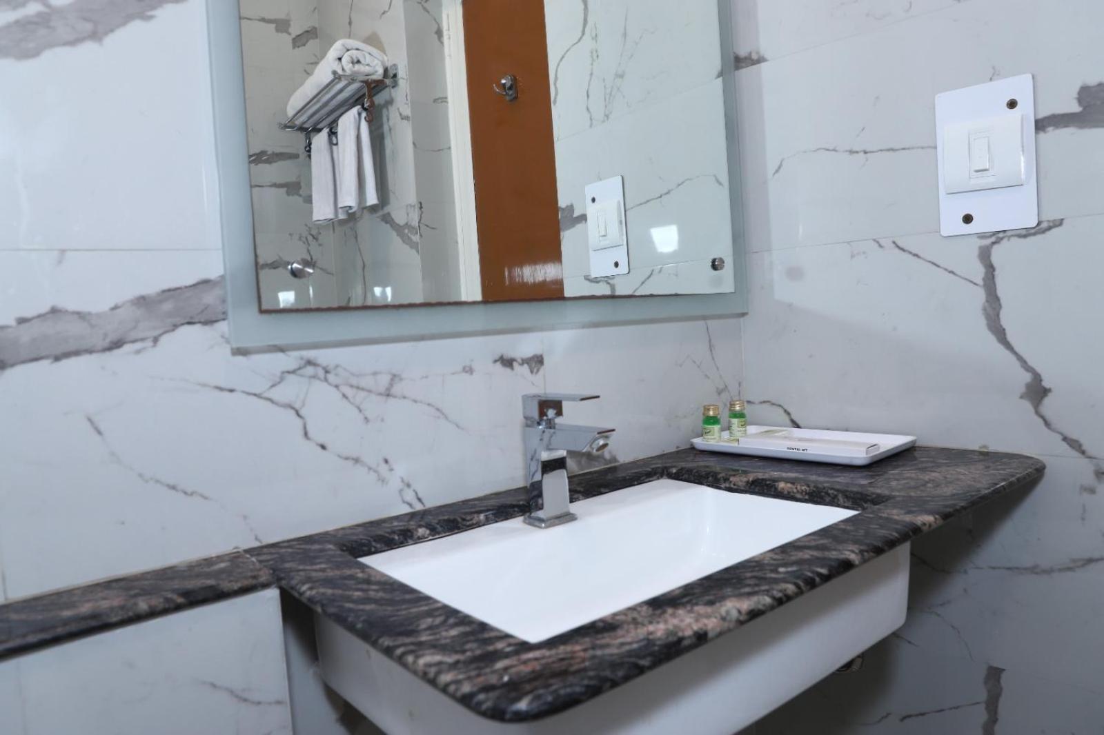 Airport Hotel Yeni Delhi Dış mekan fotoğraf